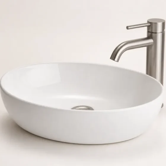 Lavabo đặt bàn và vòi nước hiện đại